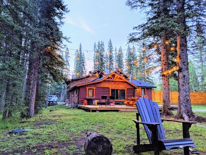 Cozy 2-bedroom suite in the forest near multiple restaurant/ pubs. BraggCreek