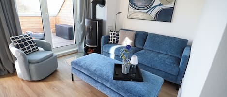 Televisión, chimenea, libros y estéreo