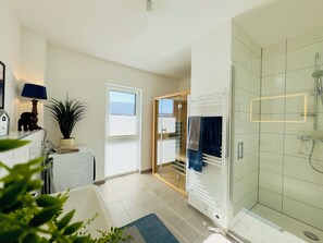 Dusche, Haartrockner, Handtücher