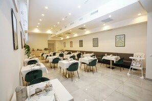 Free daily continental breakfast  - Vomero High Hotel (Naples)