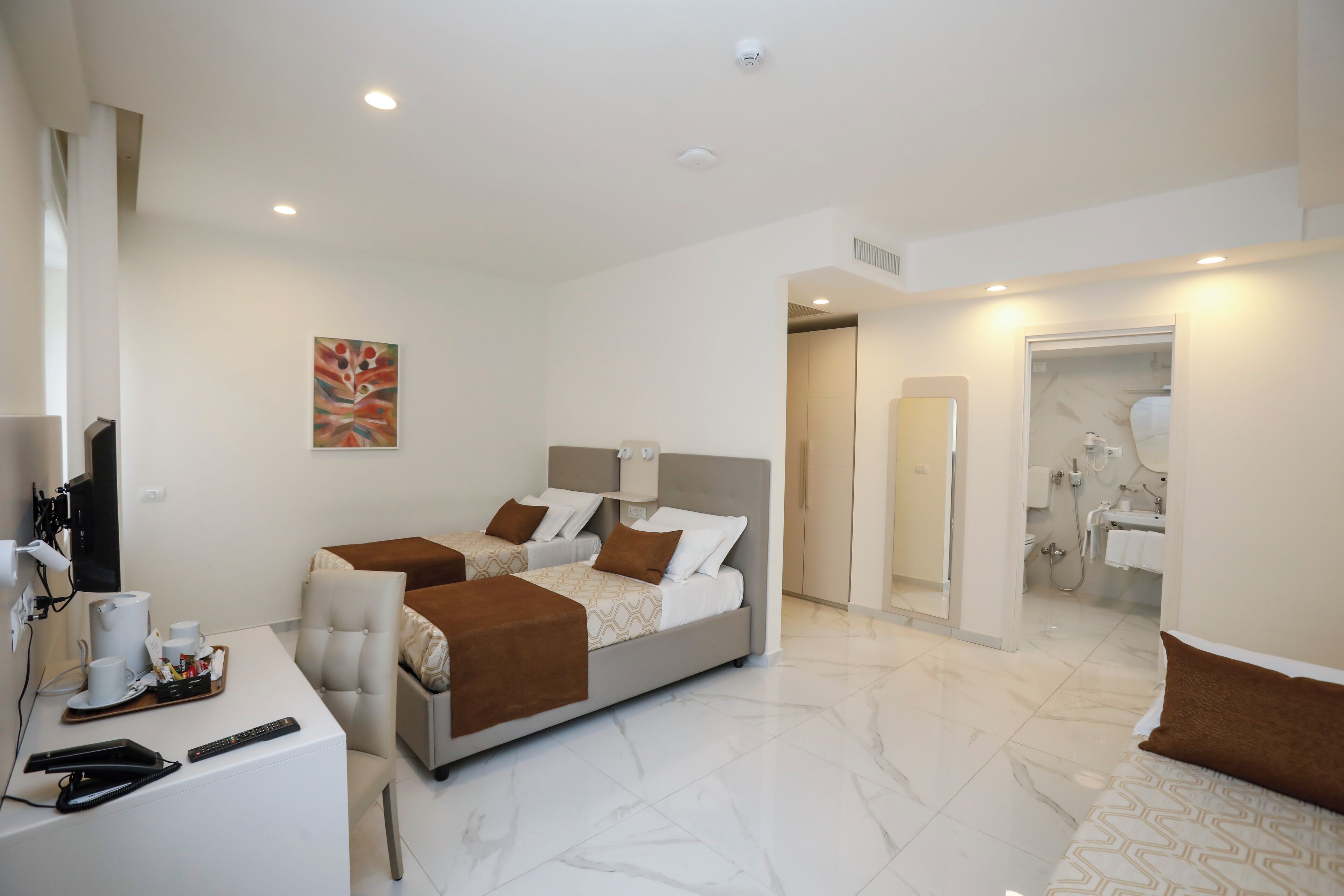 Habitación triple Confort | Baño para personas con discapacidad