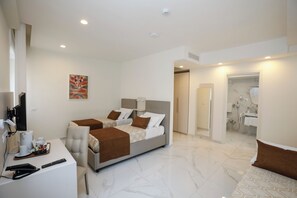 Comfort Triple Room | Accessible bathroom - Vomero High Hotel (Naples)