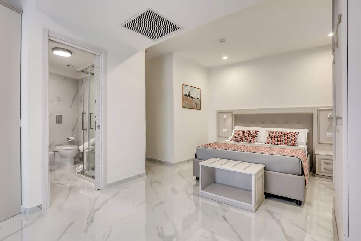 In-room safe, soundproofing, iron/ironing board, free WiFi