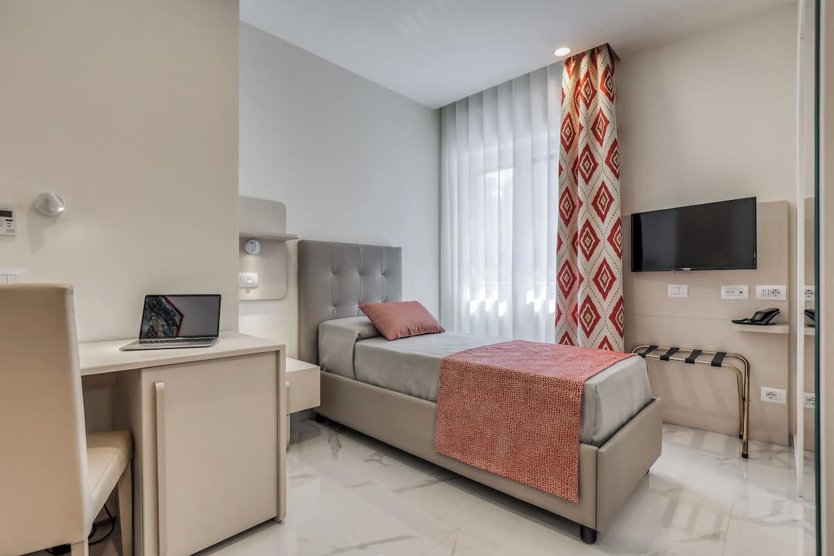 In-room safe, soundproofing, iron/ironing board, free WiFi