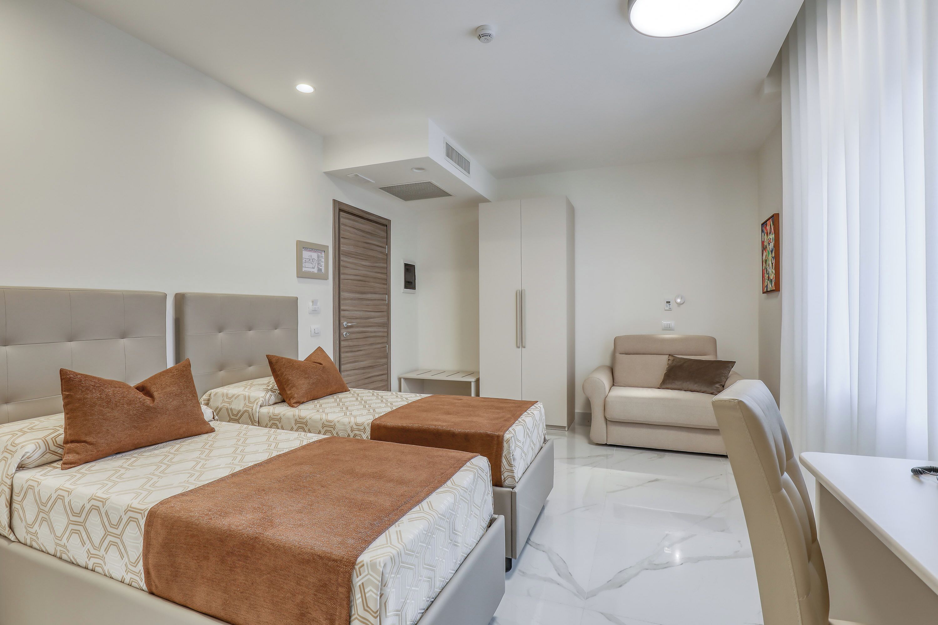 Chambre Standard avec lits jumeaux | Salle de bain accessible aux personnes à mobilité réduite