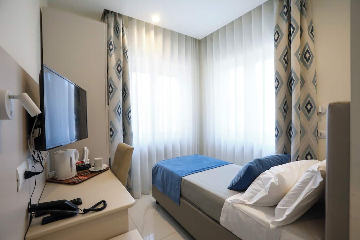 In-room safe, soundproofing, iron/ironing board, free WiFi