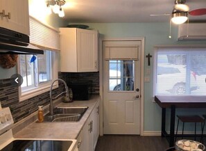 Fridge, microwave, oven, stovetop - Halliburton Highlands Getaway (Kinmount)
