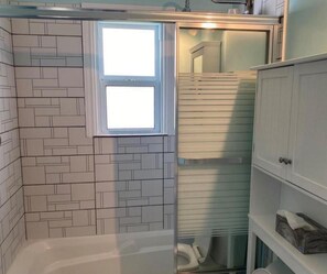 Hair dryer, towels, soap, shampoo - Halliburton Highlands Getaway (Kinmount)