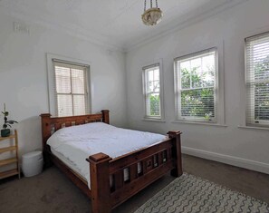 4 bedrooms, desk, iron/ironing board, WiFi - Paris's Place (Griffith)