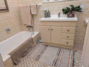 Hair dryer, towels, soap, shampoo - Paris's Place (Griffith)