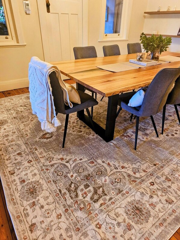 Dining - Paris's Place (Griffith)