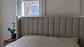 4 bedrooms, desk, iron/ironing board, WiFi