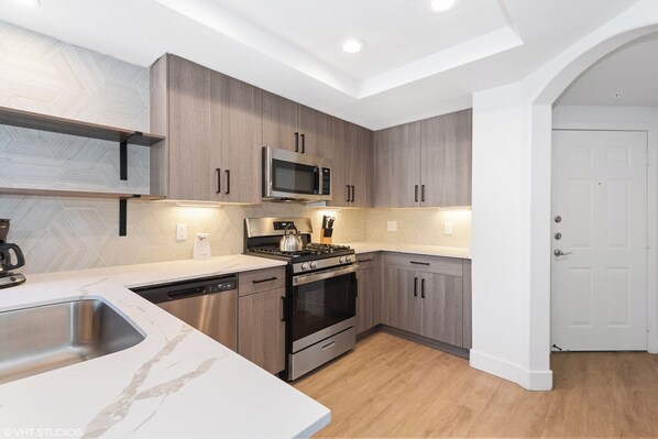 Kylskåp, mikrovågsugn, ugn och spishäll