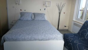 Bureau, fer et planche à repasser, Wi-Fi gratuit, draps fournis