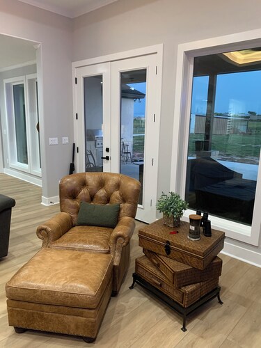 2 acres, gated
5 miles to TAMU
Patio with fire pit, tv, grill, sitting area