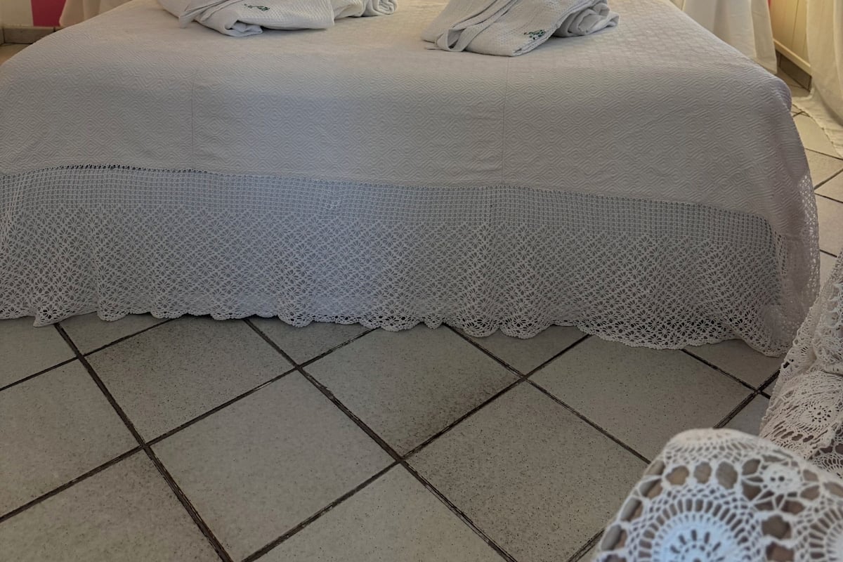 Phòng cơ bản | Két bảo mật tại phòng, bàn, bàn ủi/dụng cụ ủi quần áo