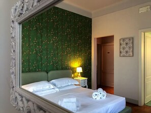 In-room safe, desk, iron/ironing board, free WiFi - Villa Agnese Bed and Breakfast (Lucca)