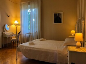 Camera Musicista | In-room safe, desk, iron/ironing board, free WiFi - Villa Agnese Bed and Breakfast (Lucca)