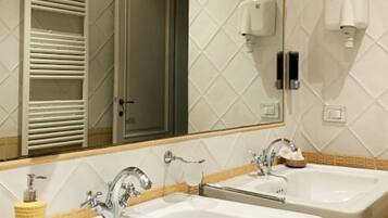 Camera Sarta | Baño | Regadera, secadora de cabello, bidet, toallas