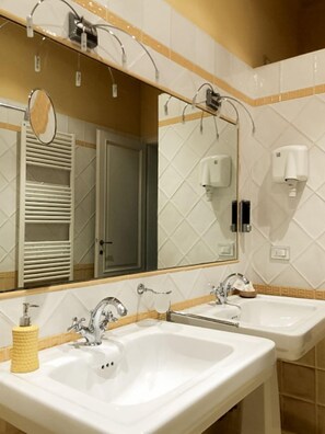 Camera Sarta | Bathroom | Shower, hair dryer, bidet, towels - Villa Agnese Bed and Breakfast (Lucca)