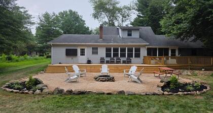 Dog friendly 3-bedroom house with hot tub, 12 min from Gettysburg!