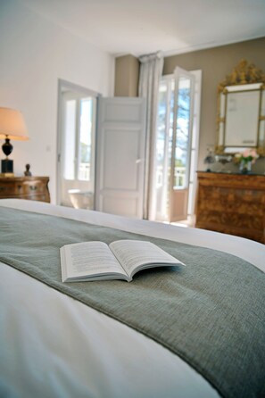 Royal Suite, Balcony, Park View | Blackout curtains, soundproofing, free WiFi - Le Château de La Seigne (Villemoustaussou)