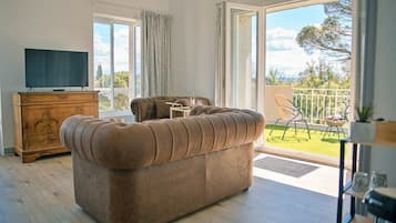 Royal Suite, Balcony, Park View | Living area | 43-inch TV with cable channels
