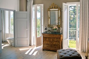 Royal Suite, Balcony, Park View | Blackout curtains, soundproofing, free WiFi - Le Château de La Seigne (Villemoustaussou)