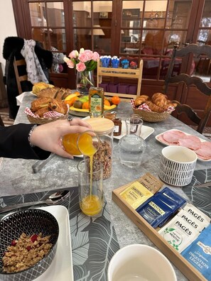 Free daily full breakfast  - Le Château de La Seigne (Villemoustaussou)