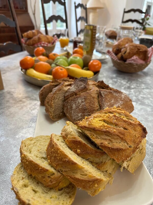 Una mesa con rebanadas de pan y un frutero.
