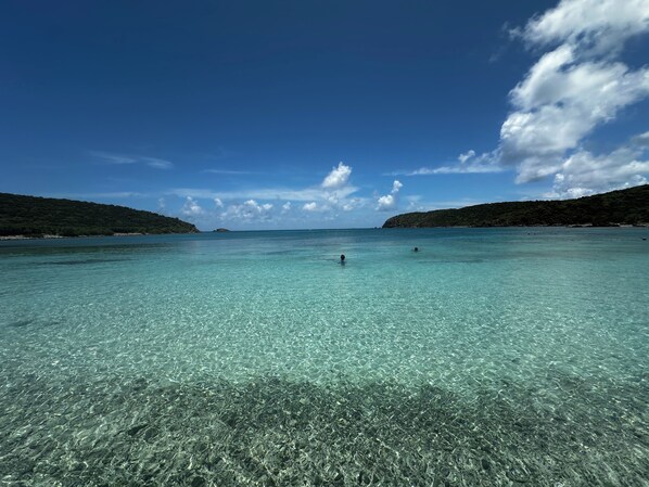 Aurinkotuoleja, rantapyyhkeitä