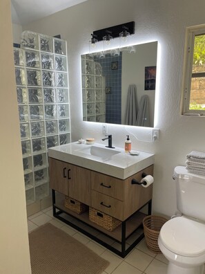 Doccia, asciugacapelli, asciugamani, sapone