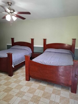 1 bedroom, blackout curtains, soundproofing, free WiFi - Alvira's Place (Little Creek)