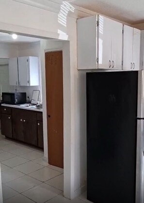 Refrigerador, microondas y toallas de papel 