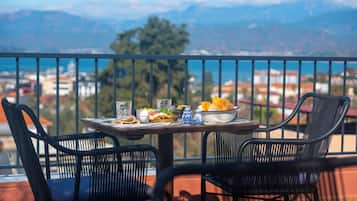 Free daily cooked-to-order breakfast