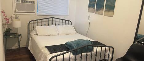 1 bedroom, desk, WiFi, bed sheets