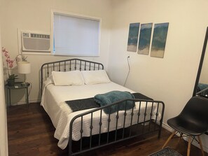 1 bedroom, desk, WiFi, bed sheets - Cozy guest house 5min away from A&M. Fully equiped. (Bryan)
