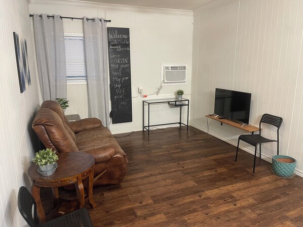 TV - Cozy guest house 5min away from A&M. Fully equiped. (Bryan)