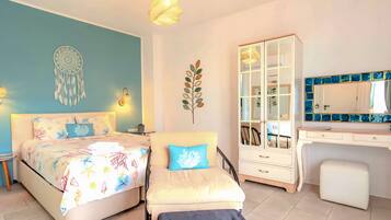 Standard Double Room, 1 Double Bed, Non Smoking, Courtyard View | Individually decorated, individually furnished, desk, laptop workspace