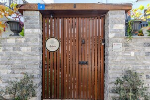 Una verja de madera con un letrero que dice "Alden's House".