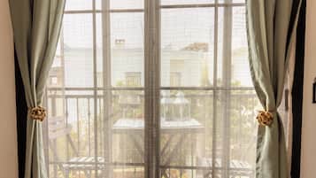 Standard Double Room, 1 Double Bed, Non Smoking, Courtyard View | Individually decorated, individually furnished, desk, laptop workspace