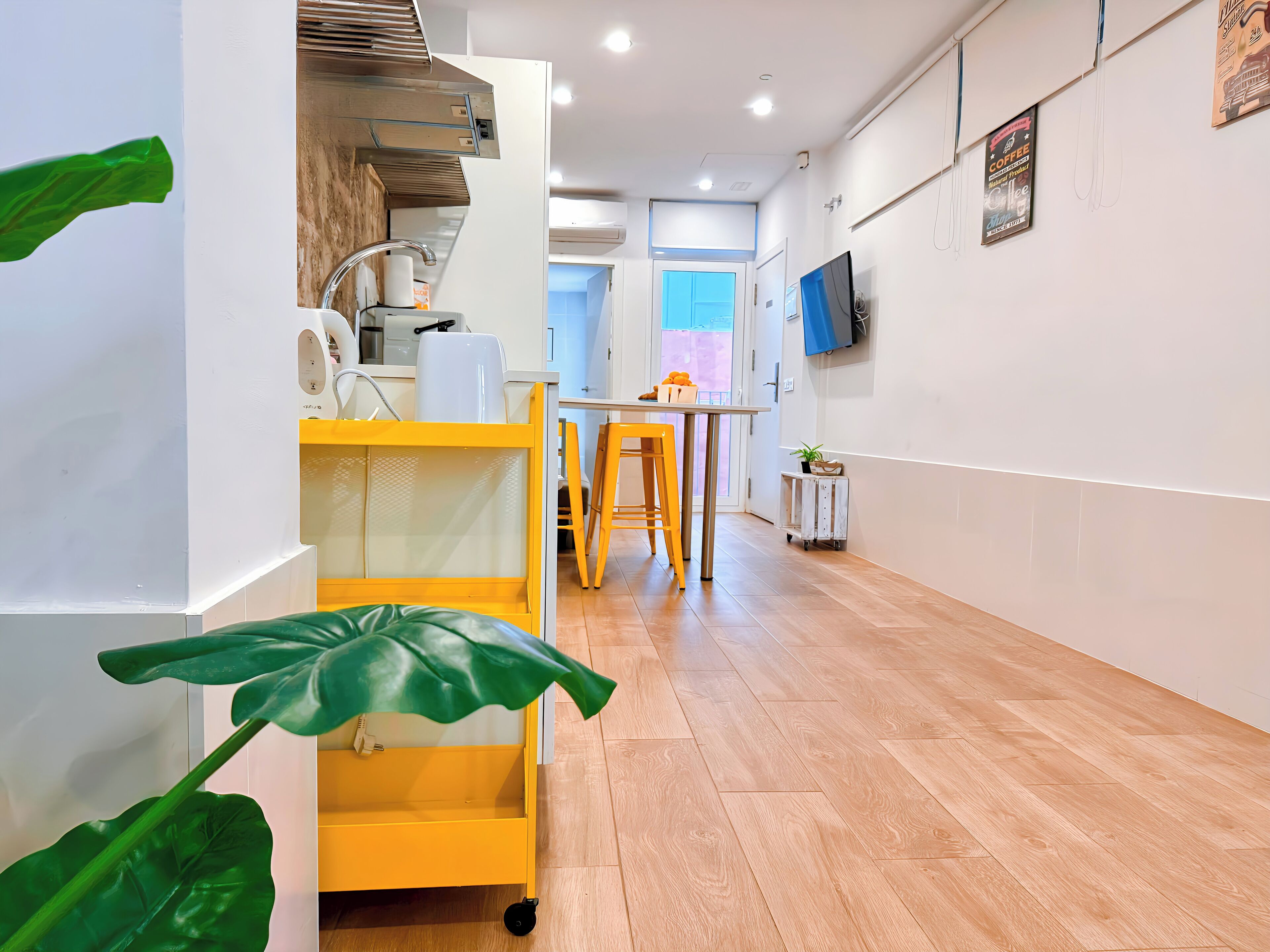 Refrigerador, microondas, horno y cafetera y tetera 