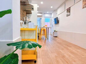 Réfrigérateur, micro-ondes, four, cafetière/bouilloire