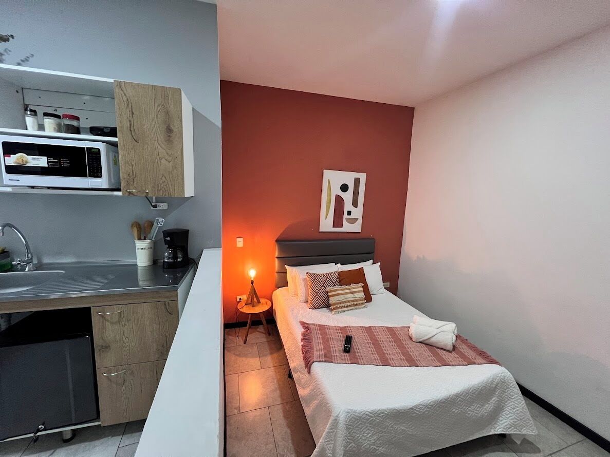 Studio – deluxe | Allergitestet sengetøy, dundyner, strykejern/-brett og wi-fi (inkludert)