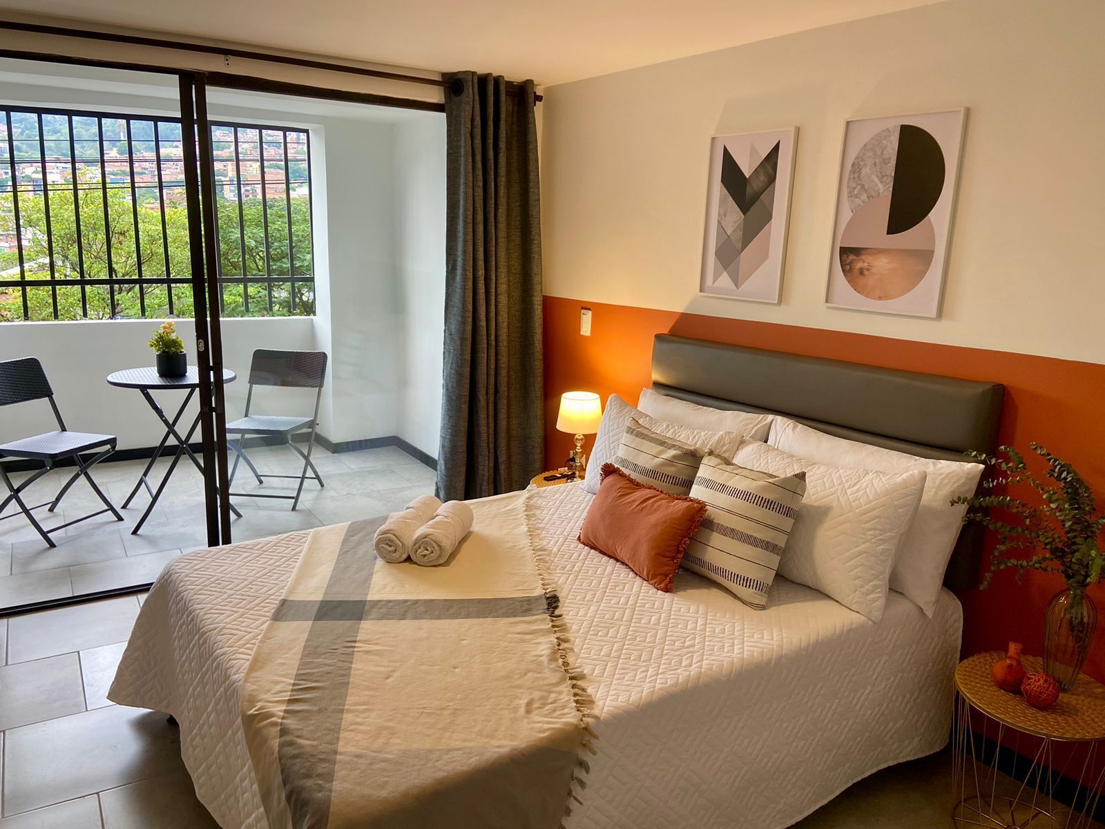 Studio – deluxe | Allergitestet sengetøy, dundyner, strykejern/-brett og wi-fi (inkludert)