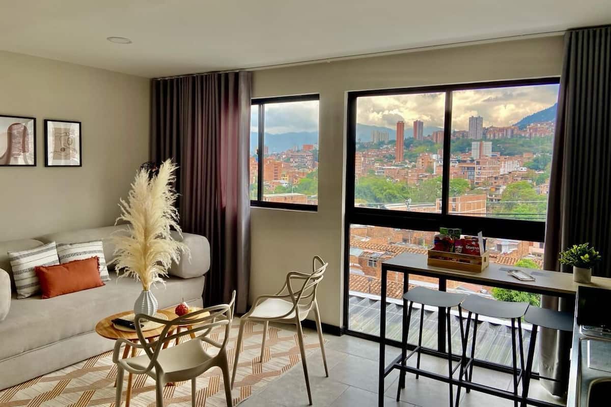 Departamento Confort, vista a la ciudad | Área de sala de estar