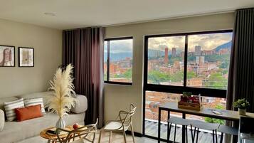 Departamento Confort, vista a la ciudad | Área de sala de estar