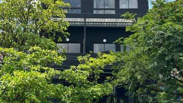 Vista frontal de la propiedad