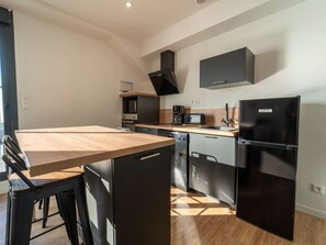 Kjøleskap, mikrobølgeovn, ovn og kokeplater