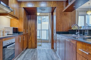 Kylskåp, mikrovågsugn, ugn och spishäll